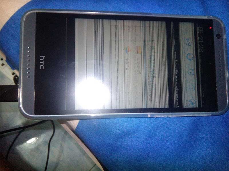 ผู้ใช้ HTC Desire 820s พบปัญหาหน้าจอเป็นเส้นเพียบ